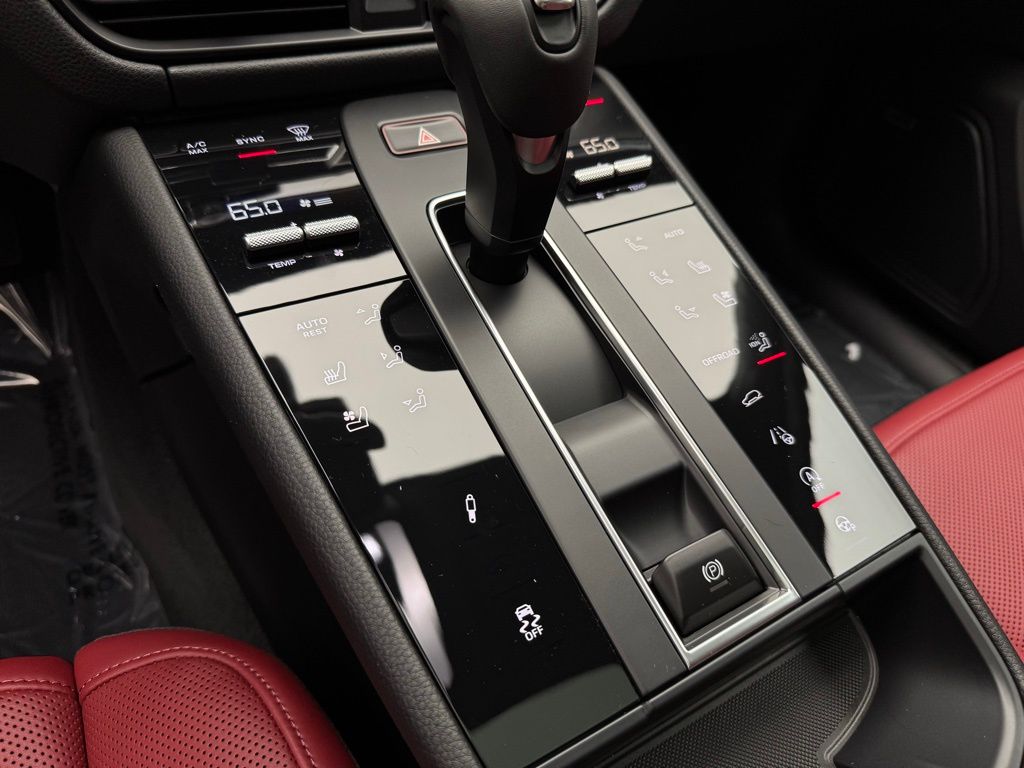 2024 Porsche Macan T 11
