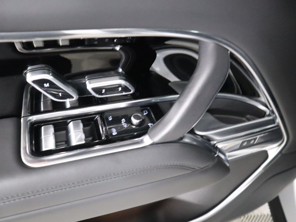 Thumbnail: 2023 Land Rover Range Rover - 24