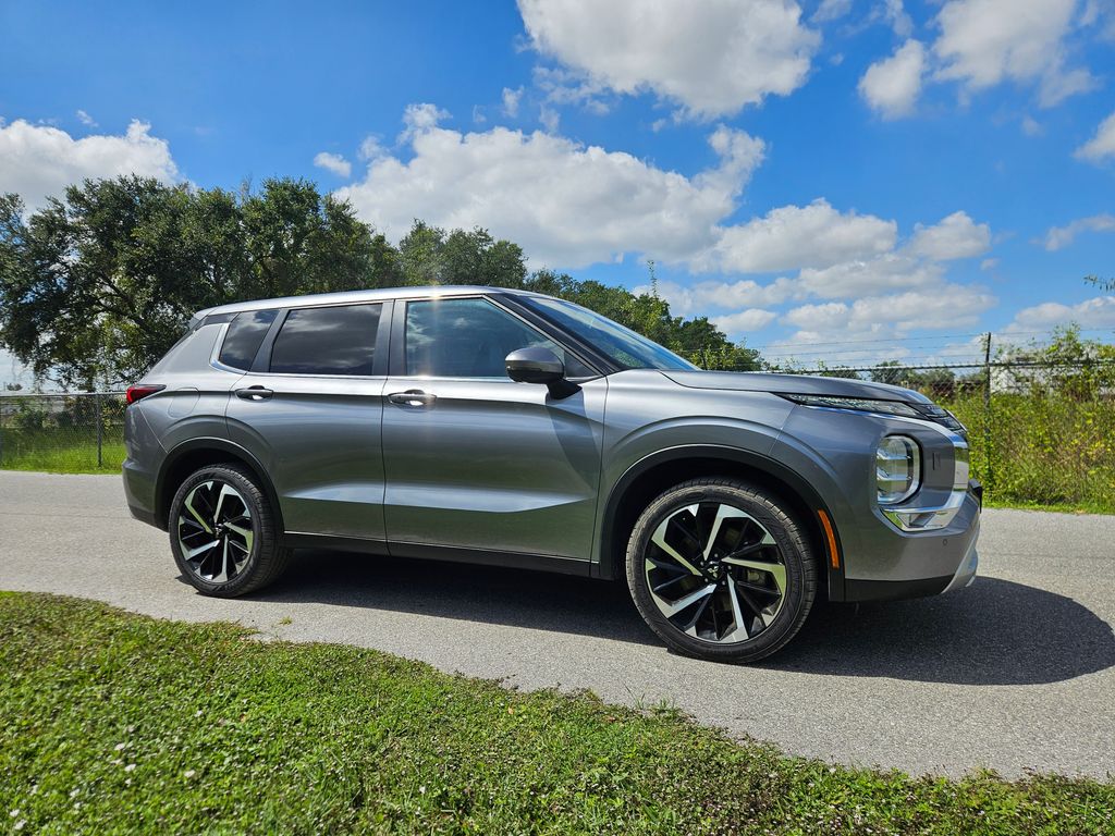 Thumbnail: 2023 Mitsubishi Outlander - 7