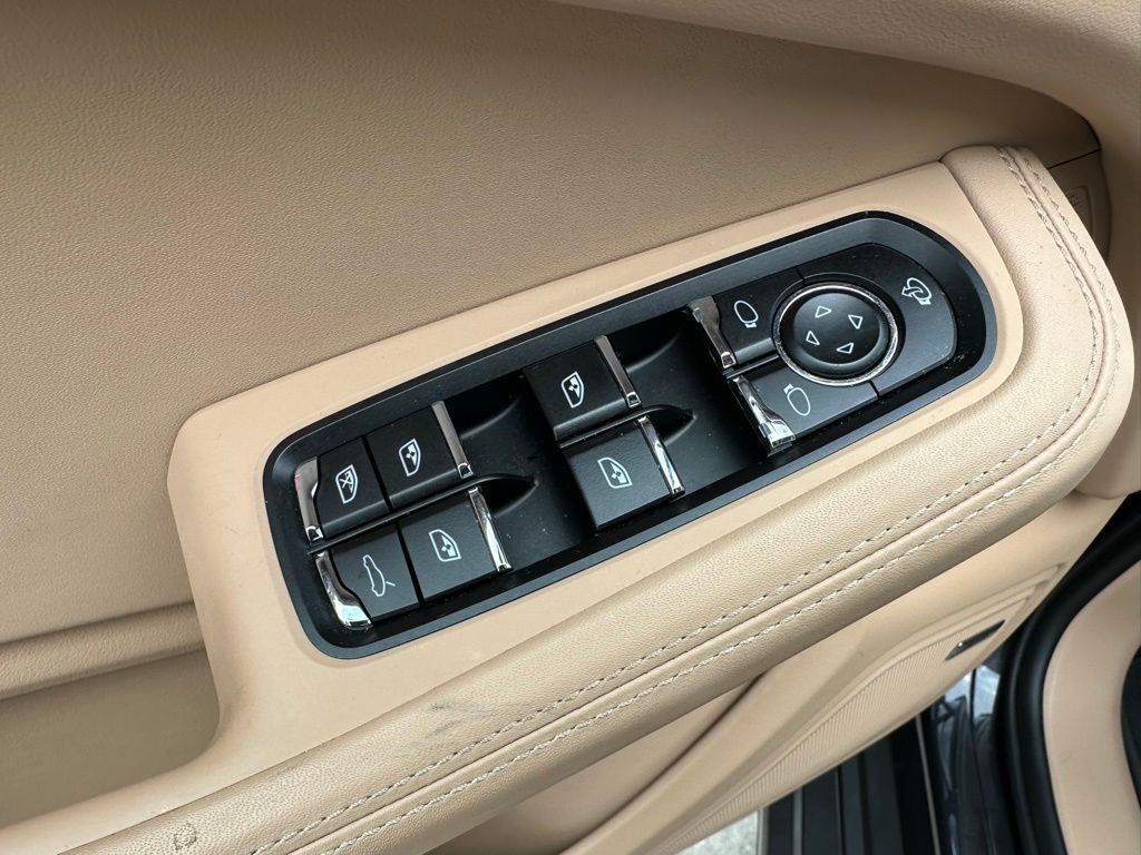 Thumbnail: 2025 Porsche Macan - 21