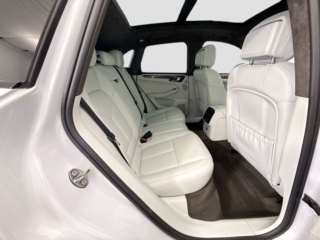 Thumbnail: 2020 Porsche Macan - 23