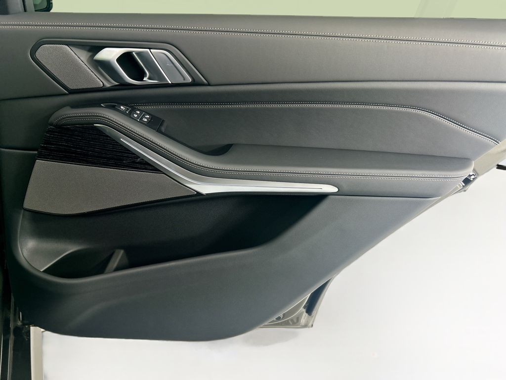Thumbnail: 2027 BMW X7 - 26