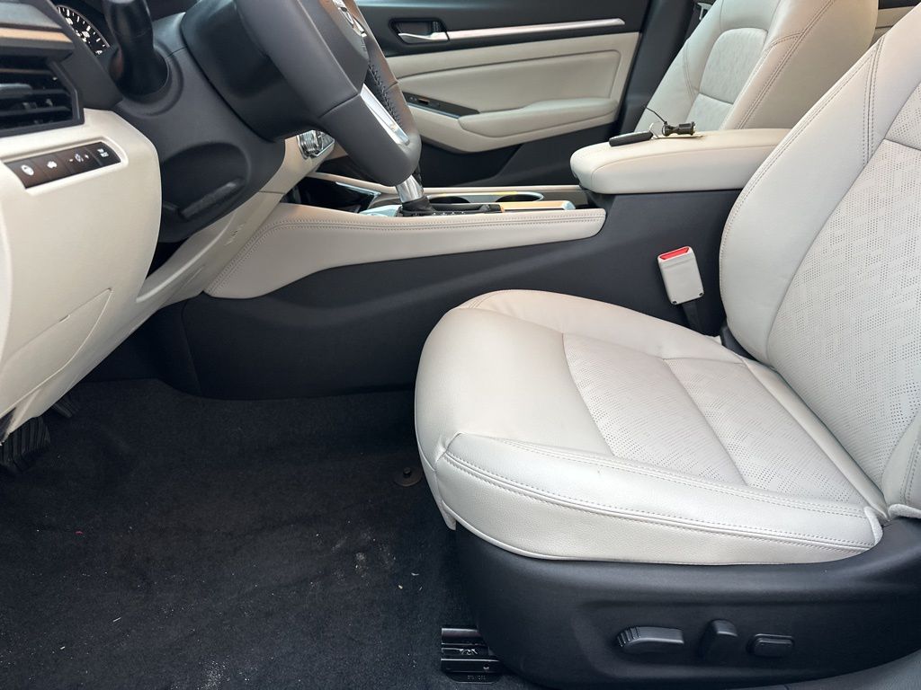 2025 Pearl White Tricoat Nissan Altima 2.5 SL FWD Sedan