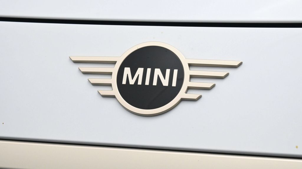 Certified Used 2025 White MINI Signature Plus image 19