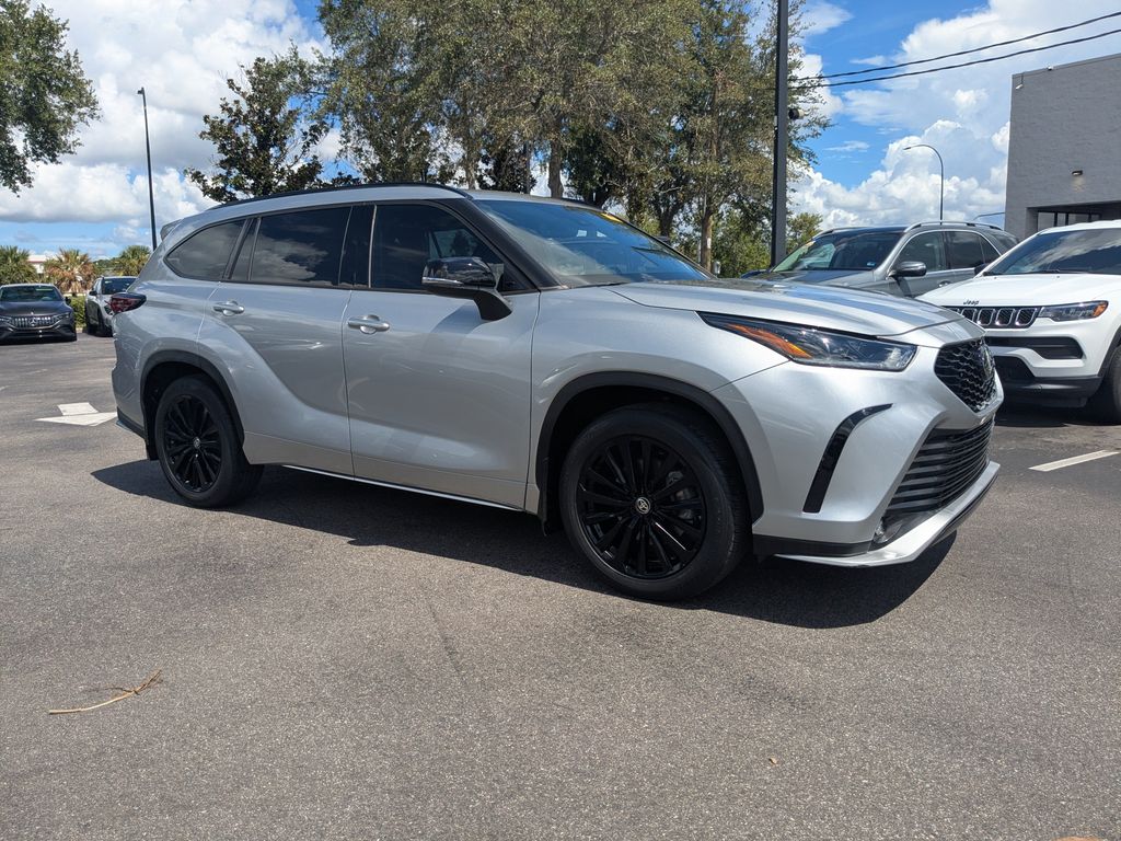 2024 Toyota Highlander Plata (Celestial Silver Metallic) SUV/Crossover Tracción delantera 8 velocidades Automática