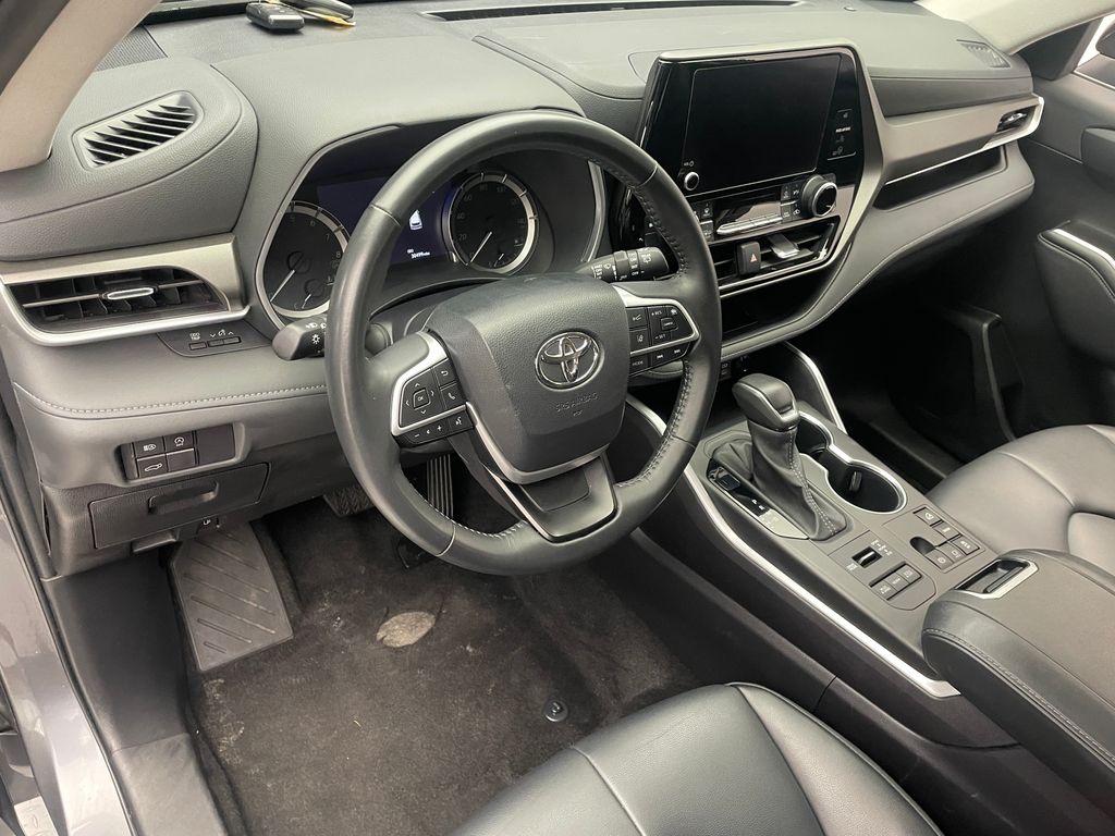 2024 Toyota Highlander XLE 11
