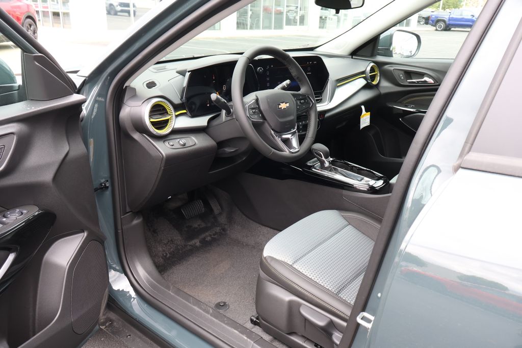 2025 Chevrolet Trax LT 12