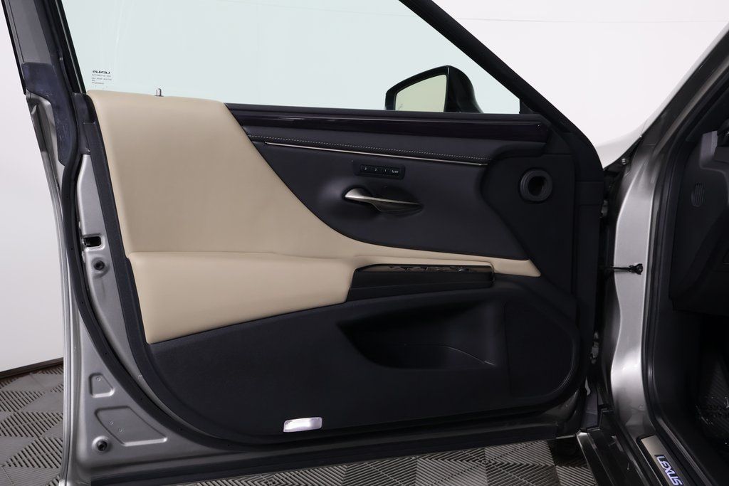 Thumbnail: 2019 Lexus ES - 12