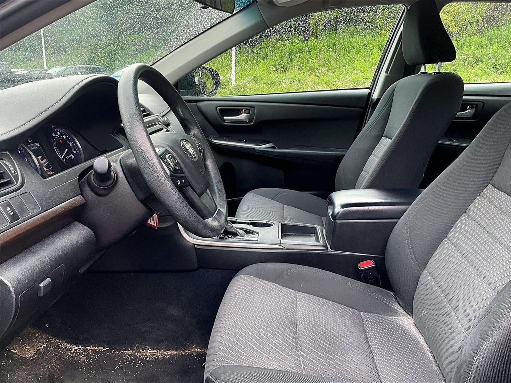 2017 Toyota Camry — photo 4