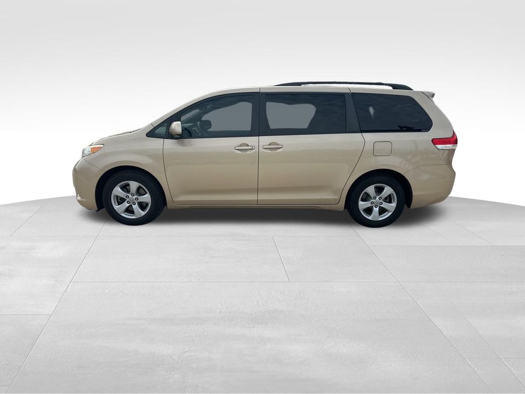 2012 Toyota Sienna LE 5