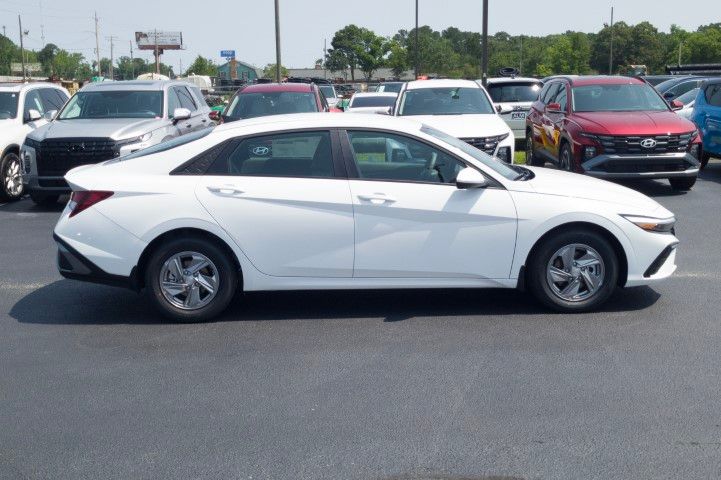 New 2026 White Hyundai SE image 4