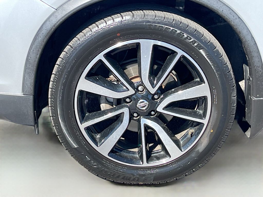 Used 2020 Silver Nissan SL image 31