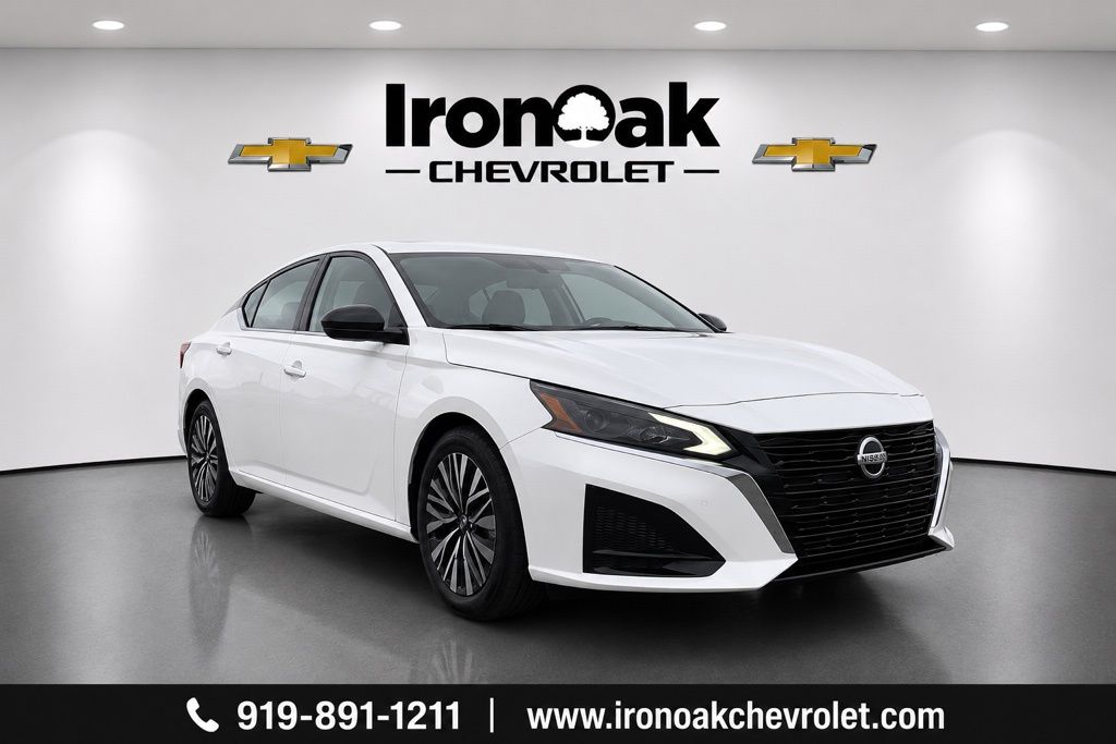 Glacier White 2025 Nissan Altima 2.5 SV FWD Sedan Front-Wheel Drive Continuously Variable Transmission