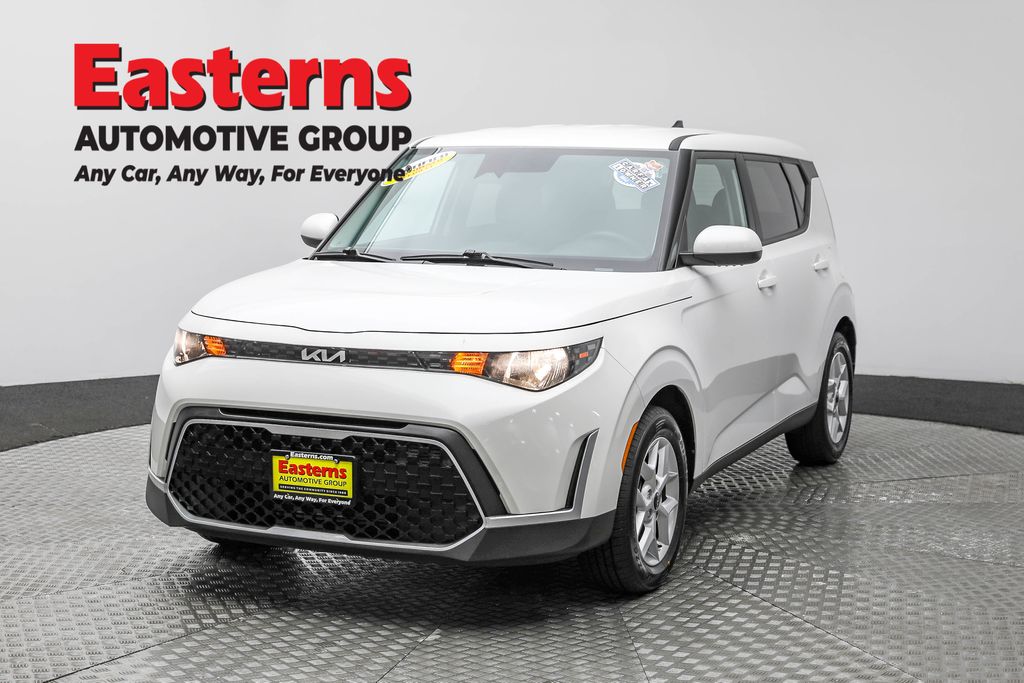 2024 Kia Soul LX's photo