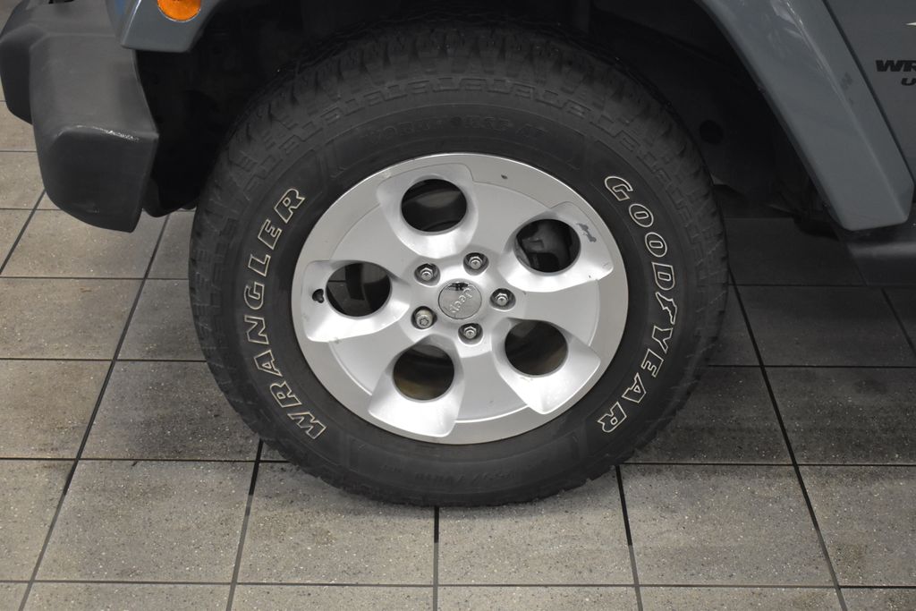 2014 Jeep Wrangler Unlimited Sahara 13
