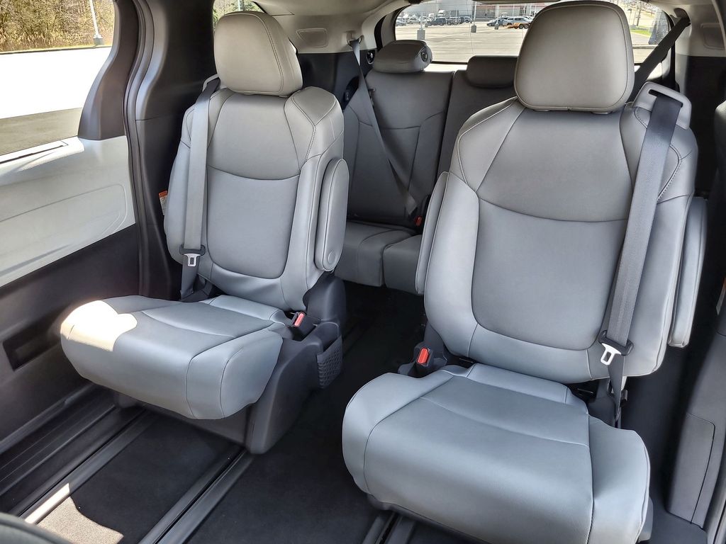 2025 Toyota Sienna XLE 22