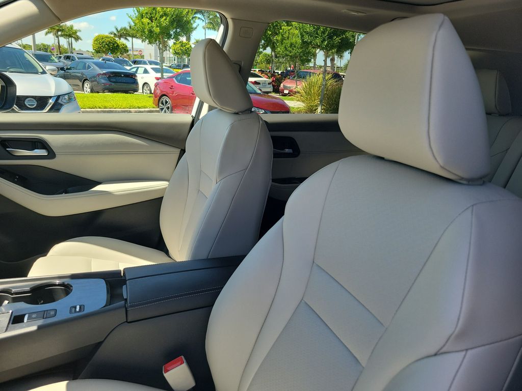 2026 Everest White Pearl Tricoat Nissan Rogue Dark Armor FWD SUV