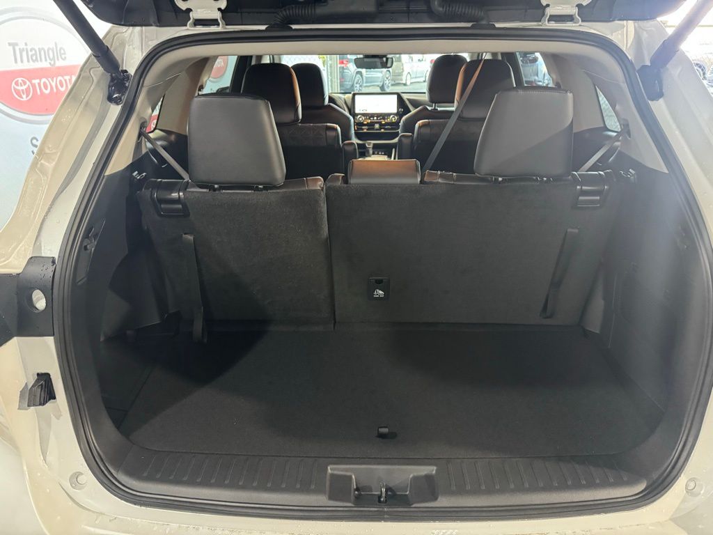 Thumbnail: 2025 Toyota Highlander - 25