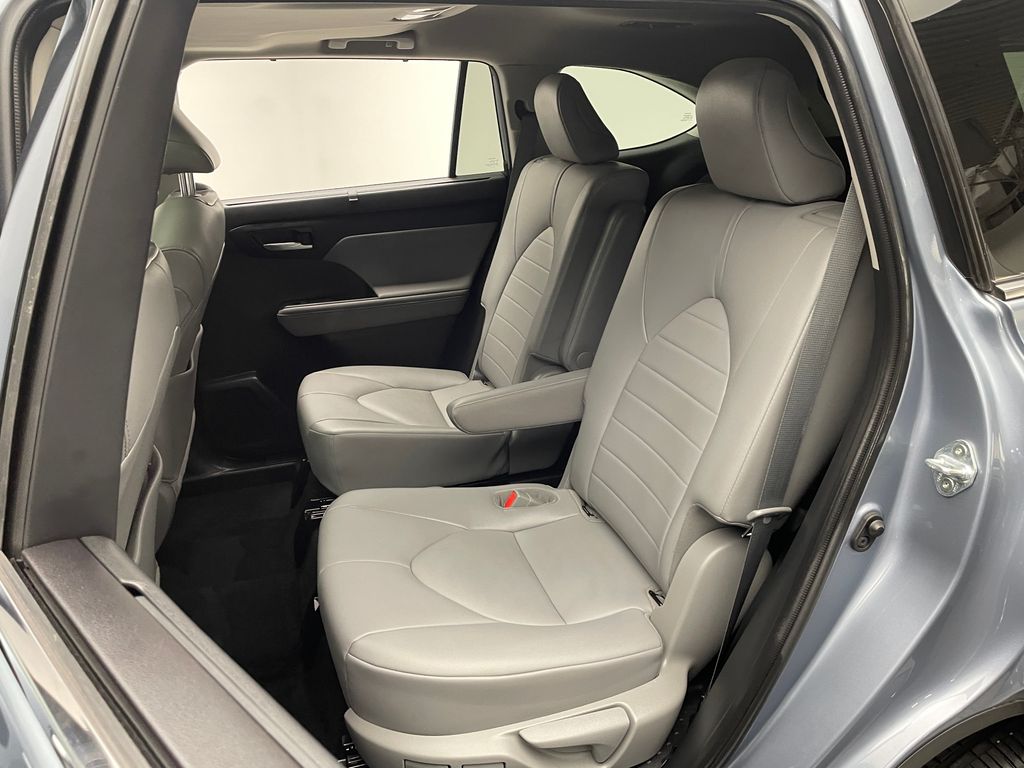 Thumbnail: 2021 Toyota Highlander - 16