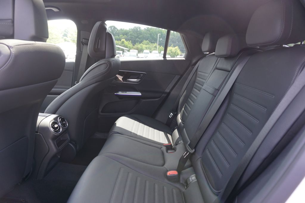 2025 Mercedes-Benz GLC 300 10