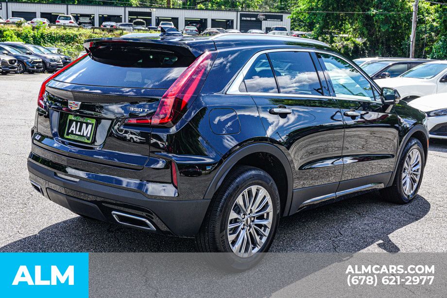 2025 Cadillac XT4 Premium Luxury photo 3
