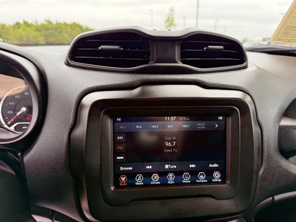 Thumbnail: 2019 Jeep Renegade - 17