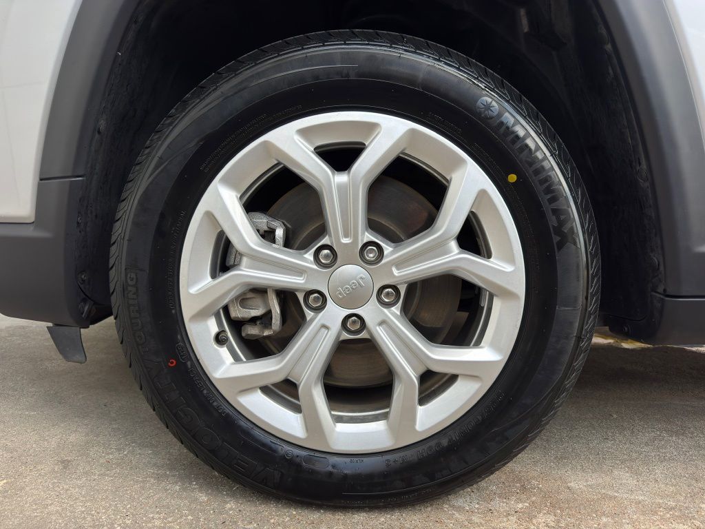 2024 Jeep Compass Latitude Silver at Toyota of Victoria