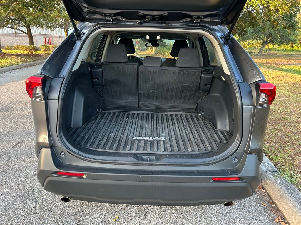 2022 Toyota RAV4 LE 10
