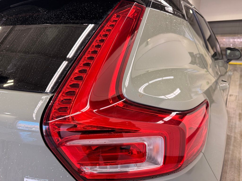 Thumbnail: 2023 Volvo XC40 - 5