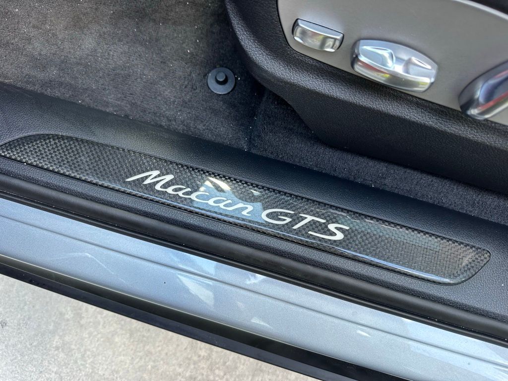 Thumbnail: 2025 Porsche Macan - 32
