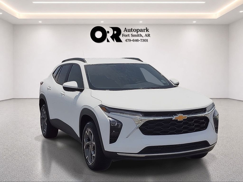 Summit White 2026 Chevrolet Trax SUV / Crossover Front-Wheel Drive 6-Speed Automatic