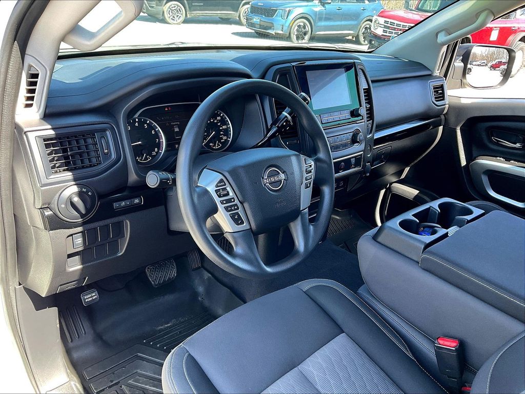 2024 Nissan Titan — photo 8