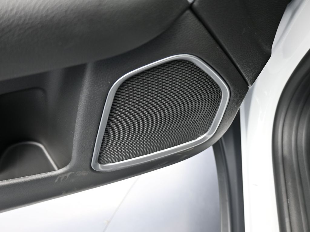 New 2026 Bright White Clearcoat Jeep Latitude image 14