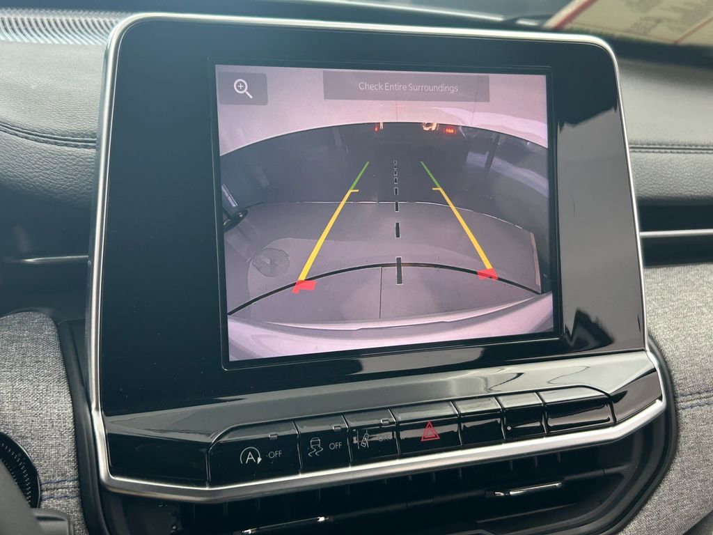 Used 2025 Silver Zynith Metallic Clearcoat Jeep Latitude image 11