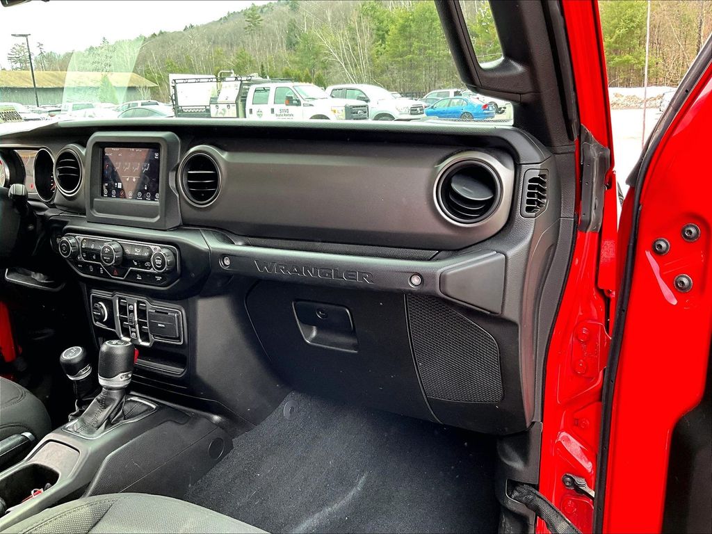 2023 Jeep Wrangler — photo 13