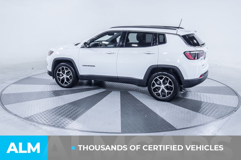 Used 2024 White Jeep Latitude image 4