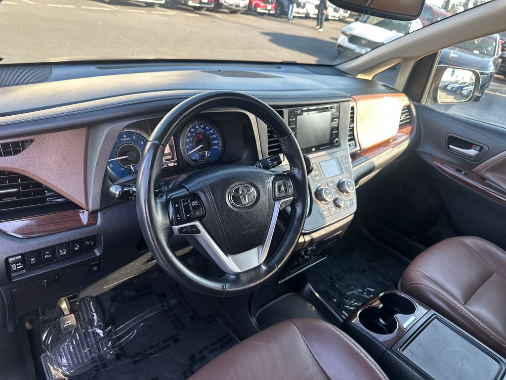 2018 Toyota Sienna SE Premium 16