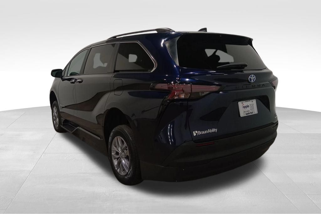 2024 Toyota Sienna XLE