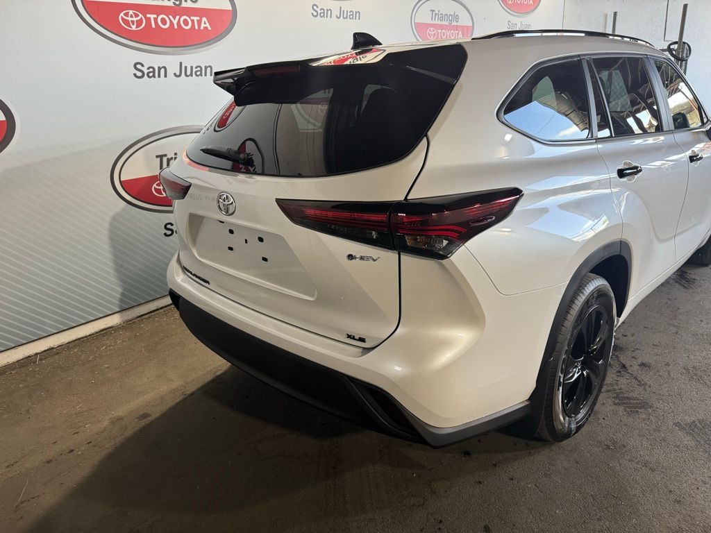 Thumbnail: 2025 Toyota Highlander - 21