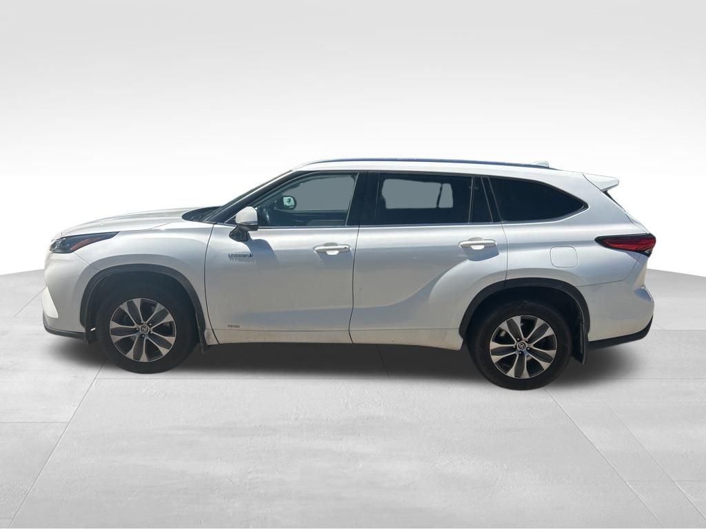 2021 Toyota Highlander Hybrid XLE White at Klick Lewis Buick Chevrolet