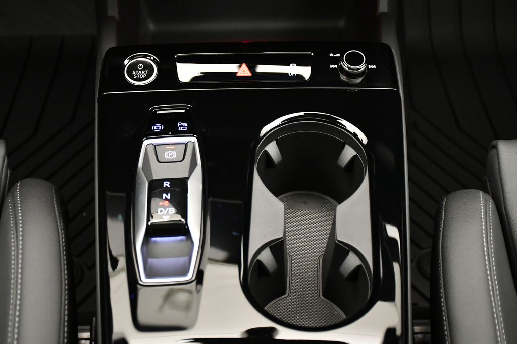 Thumbnail: 2025 Audi Q6 e-tron - 28