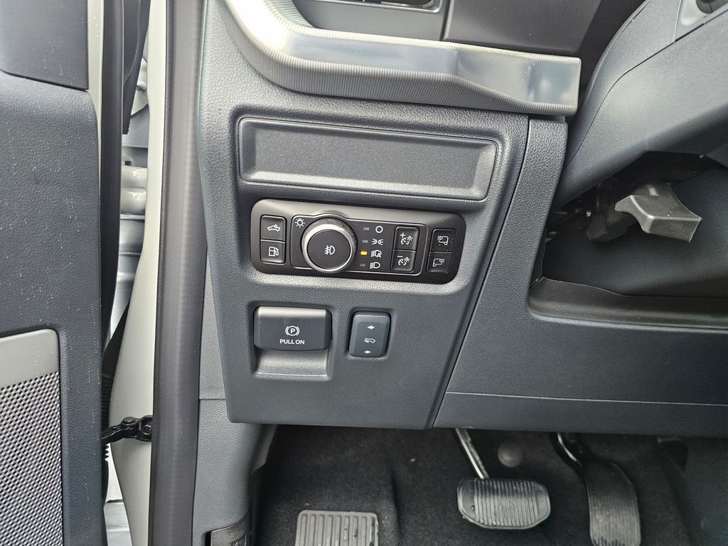 New 2025 White Ford Lariat image 27