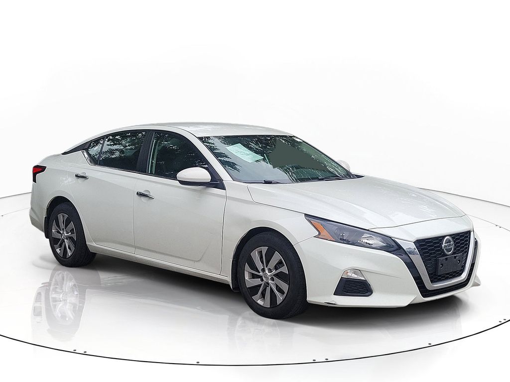 Glacier White 2022 Nissan Altima Sedan Front-Wheel Drive Continuously Variable Transmission