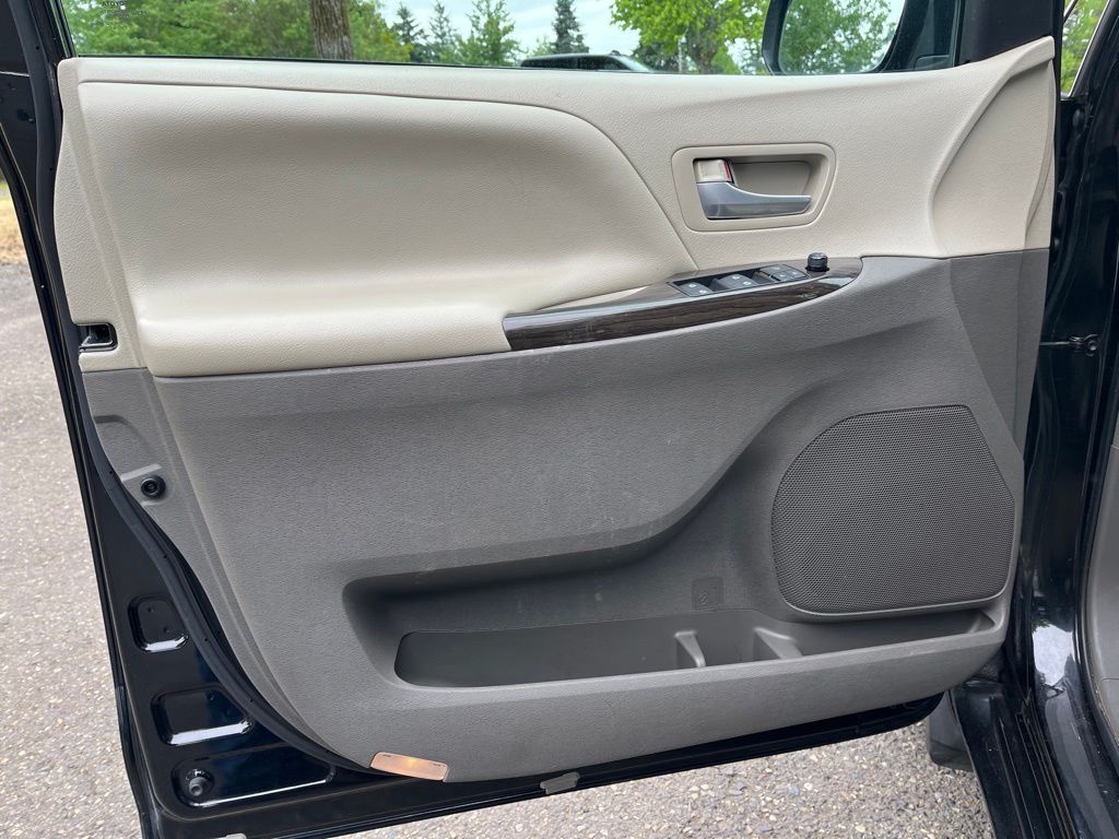 2017 Toyota Sienna XLE