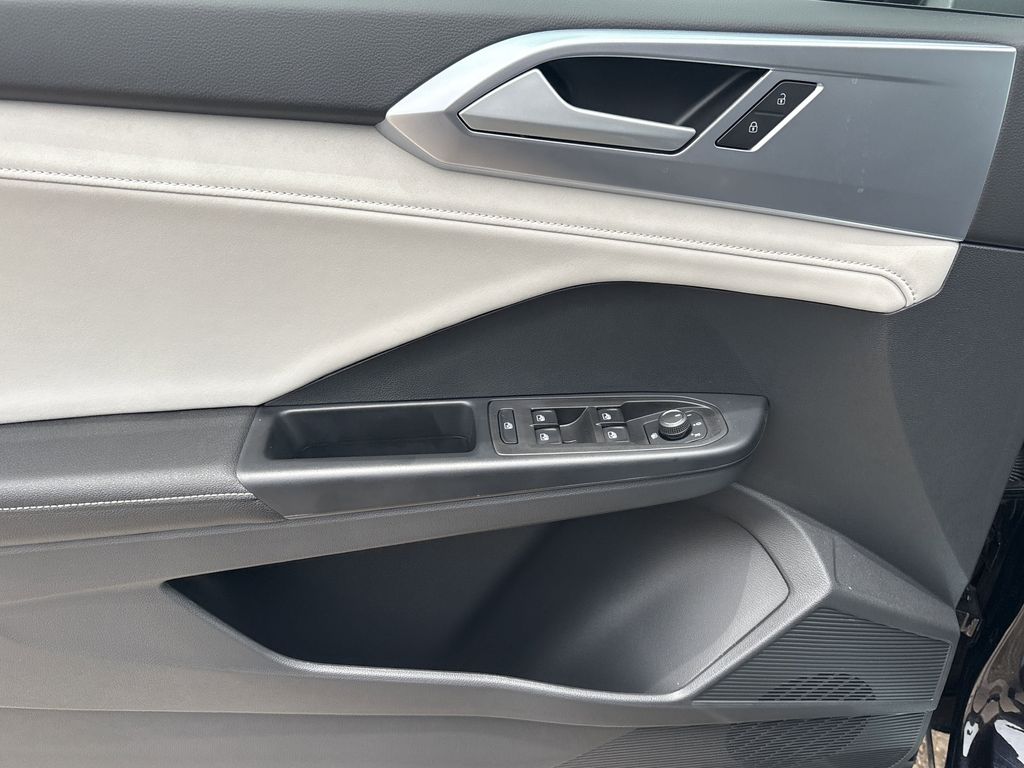 New 2025 Deep Black Volkswagen 1.5T SE image 8