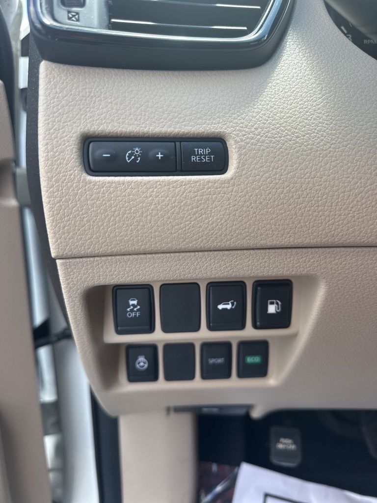 2018 Pearl White Nissan Rogue SV FWD SUV