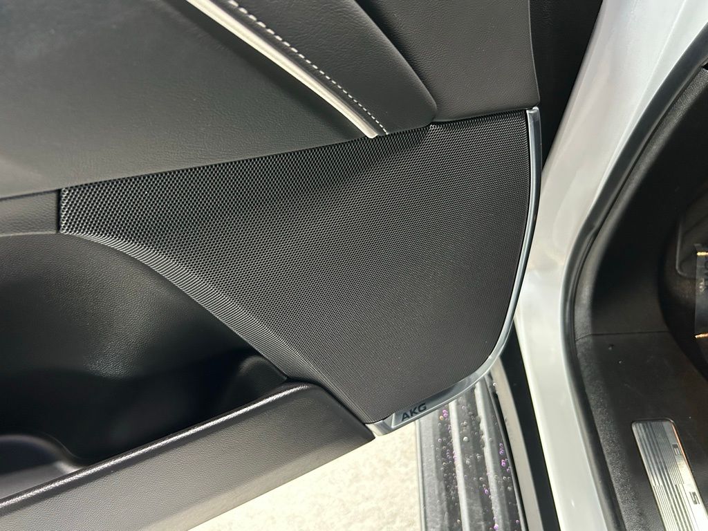 Used 2022 Crystal White Tricoat Cadillac Sport image 21