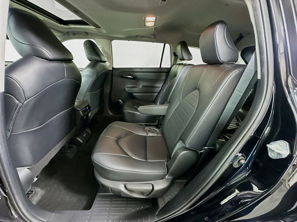 Thumbnail: 2023 Toyota Highlander - 25