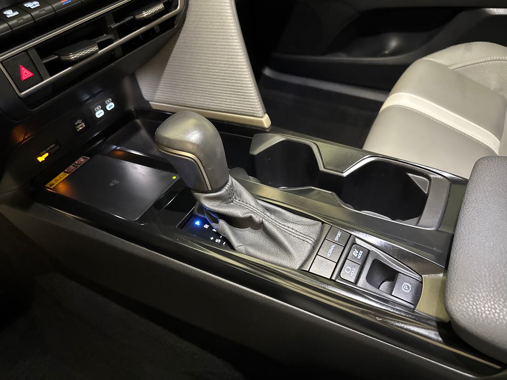 Certified Used 2025  Toyota SE image 29