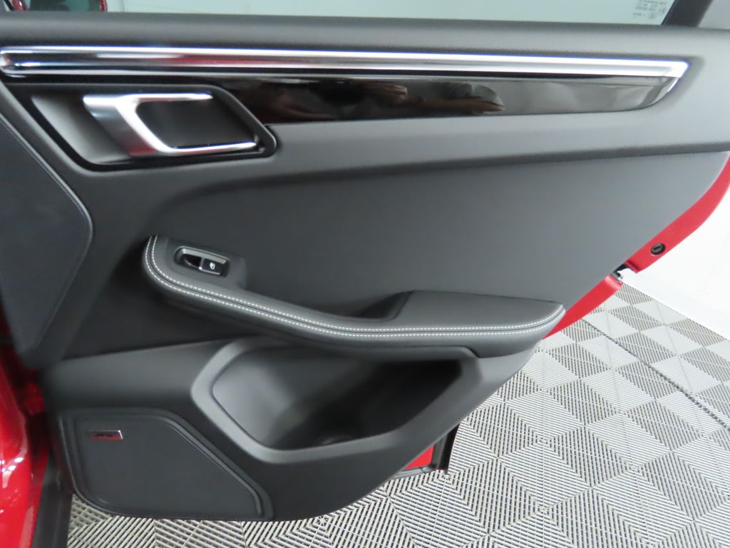 Thumbnail: 2025 Porsche Macan - 30